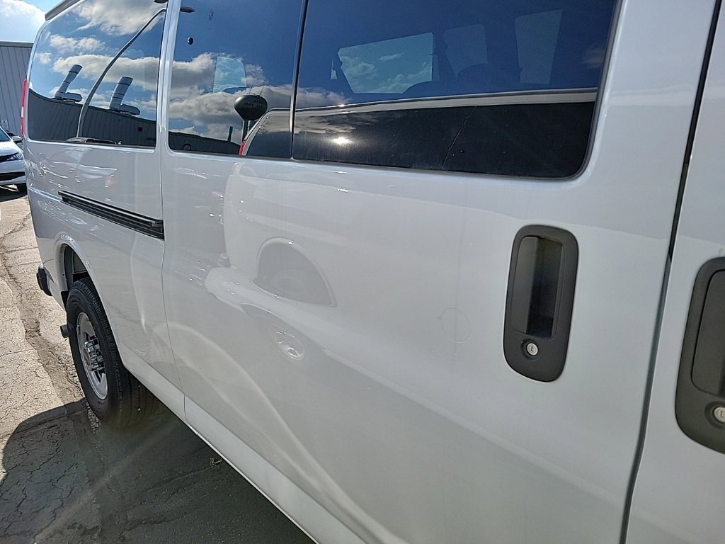 2025 Gmc Savana Passenger 3500 LT photo 3