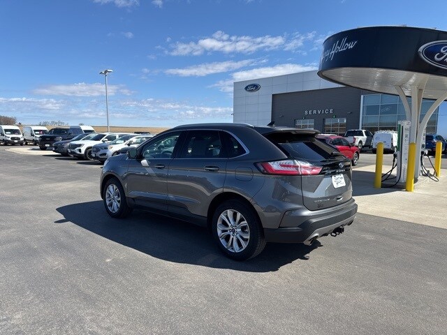 2022 Ford Edge Titanium photo 3