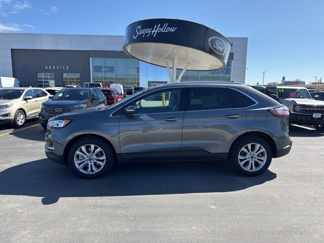 2022 Ford Edge Titanium photo 2