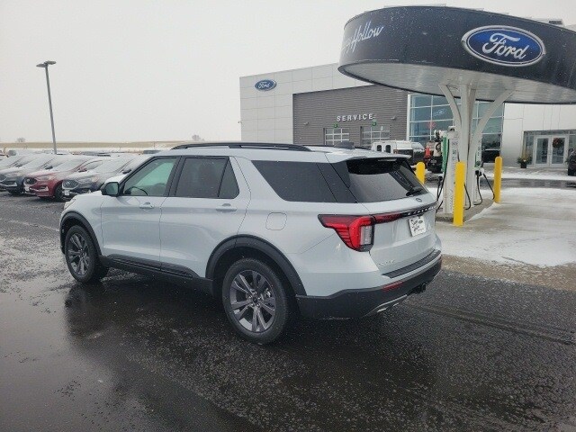 2026 Ford Explorer photo 2
