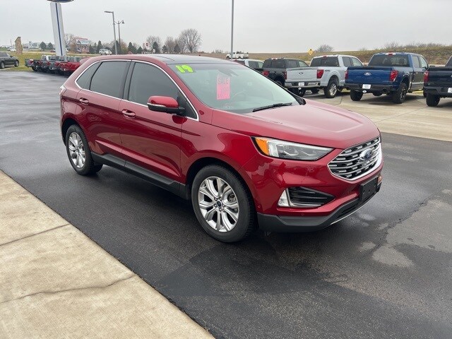 2019 Ford Edge Titanium photo 2