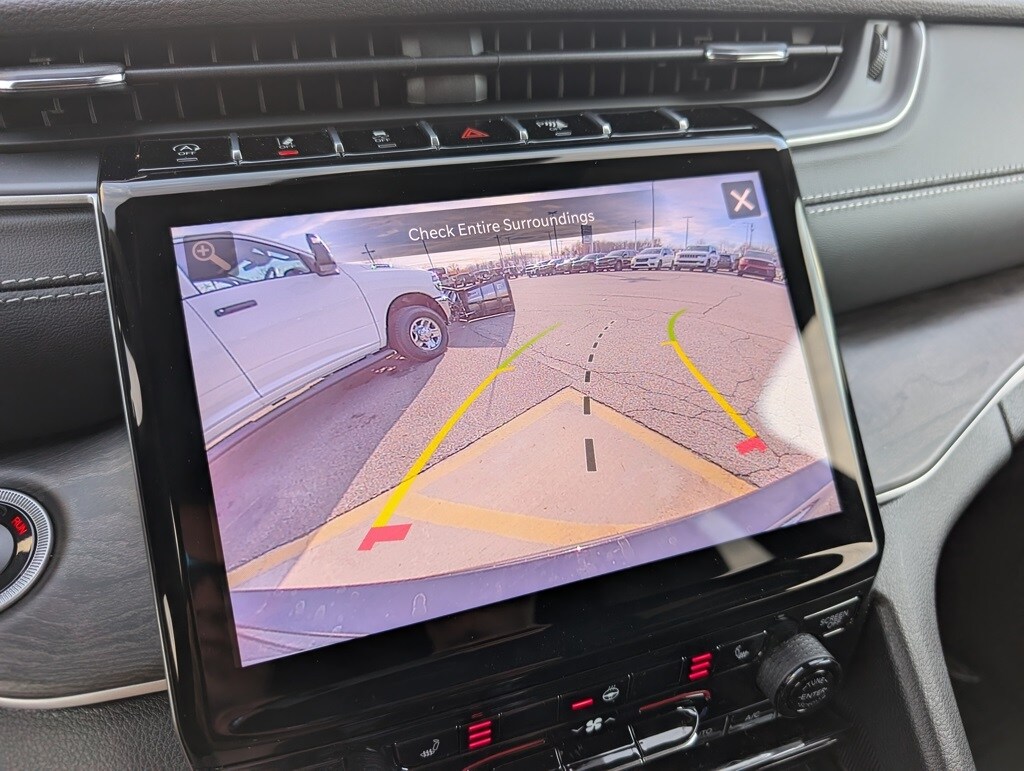 2025 Jeep Grand Cherokee Limited photo 2