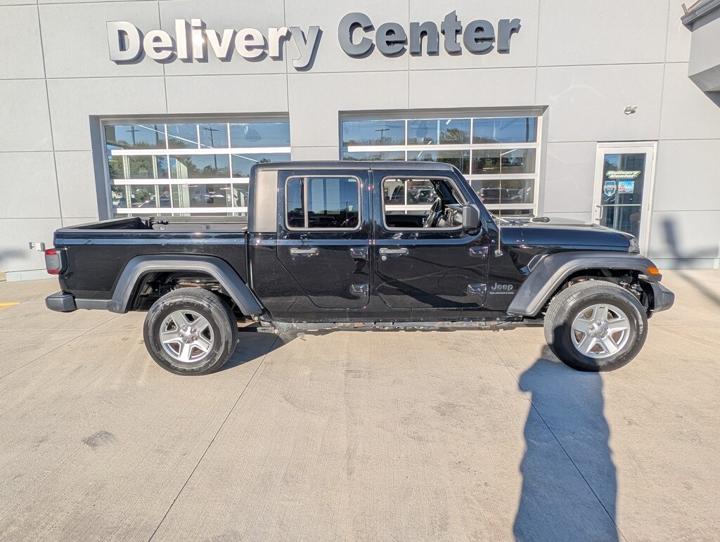 2020 Jeep Gladiator Sport photo 3
