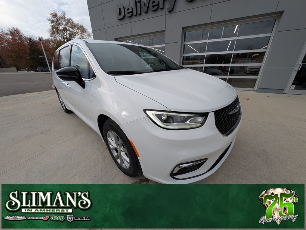 2026 Chrysler Pacifica Limited's photo