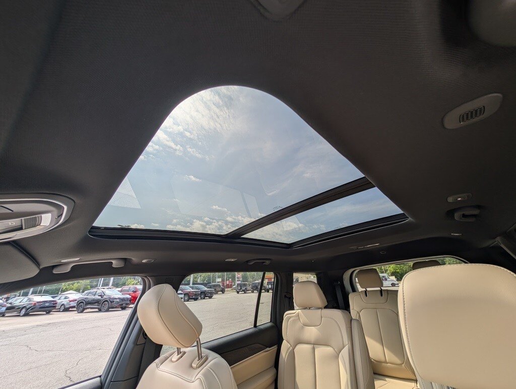 2025 Jeep Grand Cherokee Limited photo 2