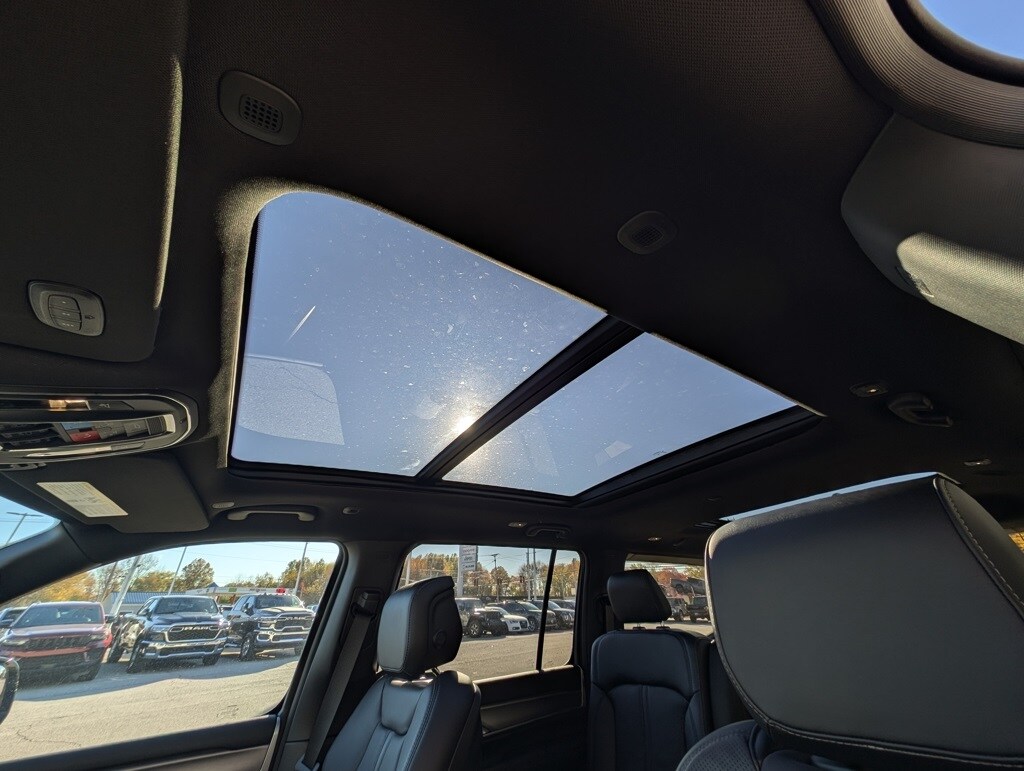 2025 Jeep Wagoneer Carbide photo 3