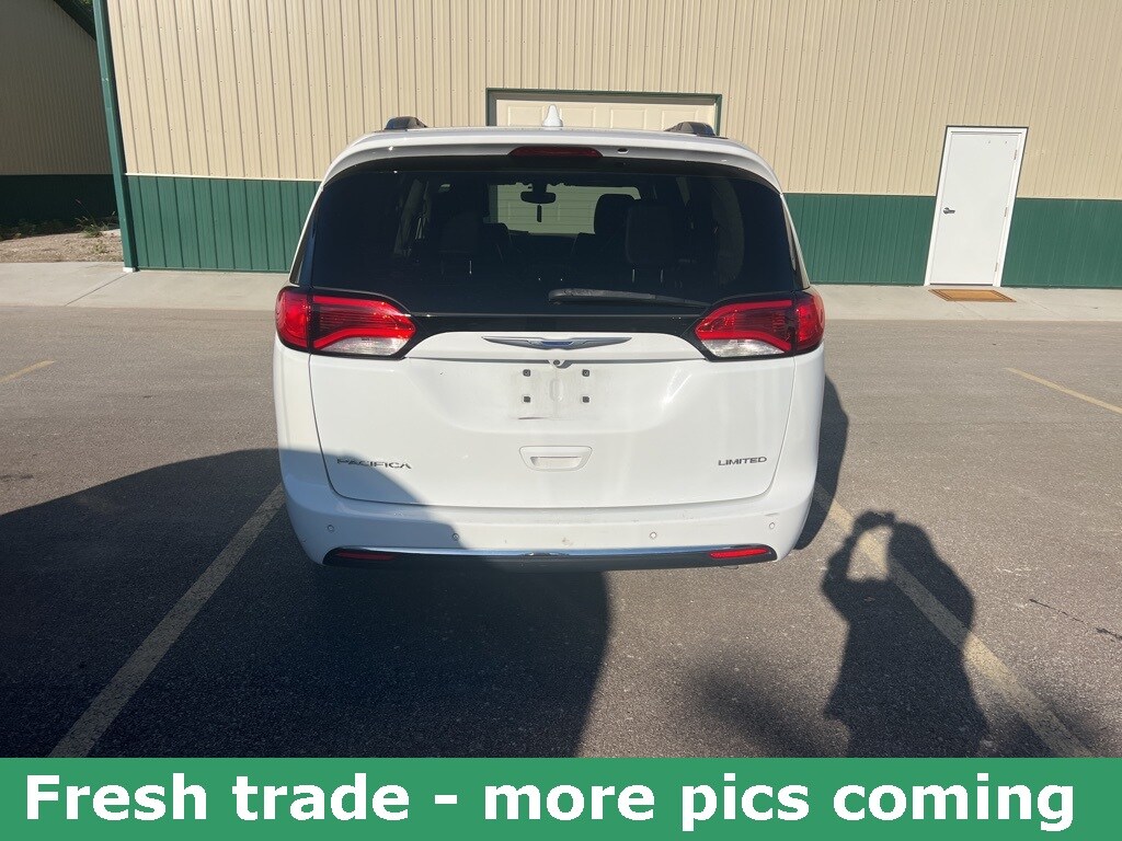 2018 Chrysler Pacifica Limited photo 3