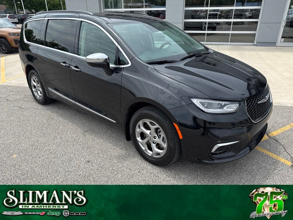 2023 Chrysler Pacifica Limited AWD's photo
