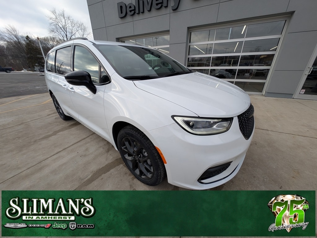 2026 Chrysler Pacifica Select's photo