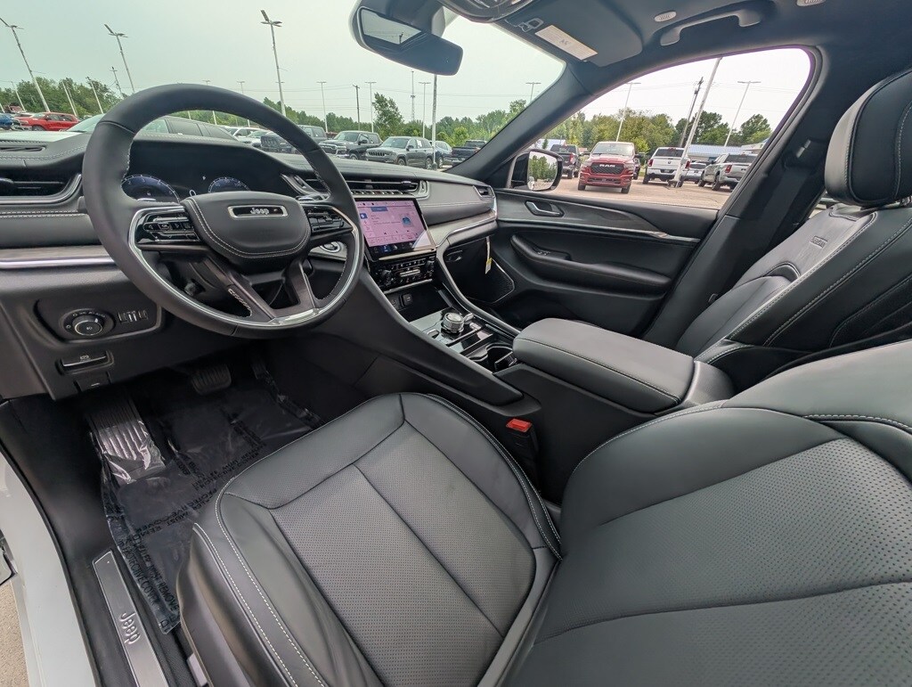 2025 Jeep Grand Cherokee Overland photo 2