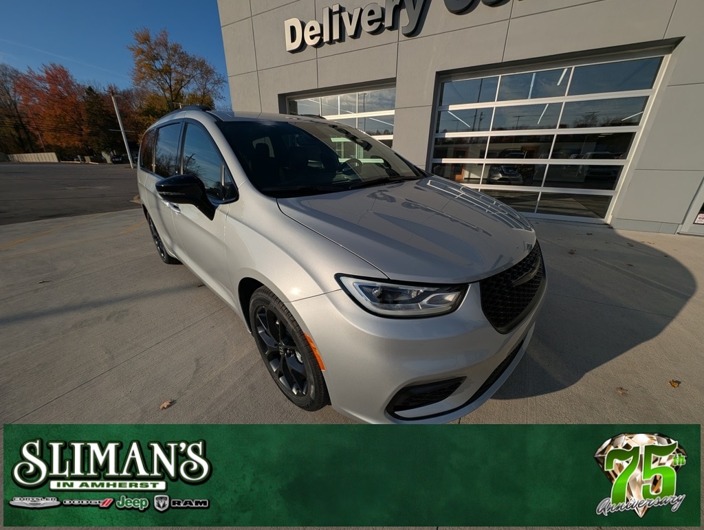 2026 Chrysler Pacifica Select's photo