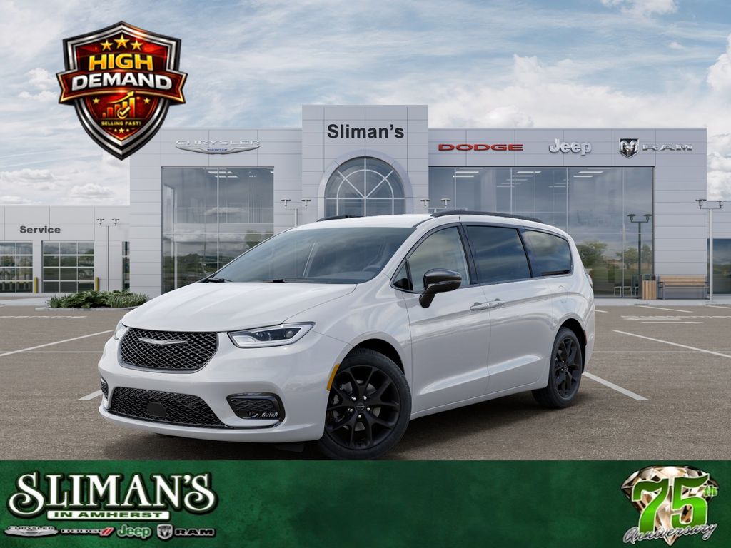 2026 Chrysler Pacifica Select's photo