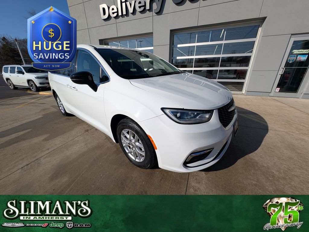 2024 Chrysler Pacifica Touring L's photo