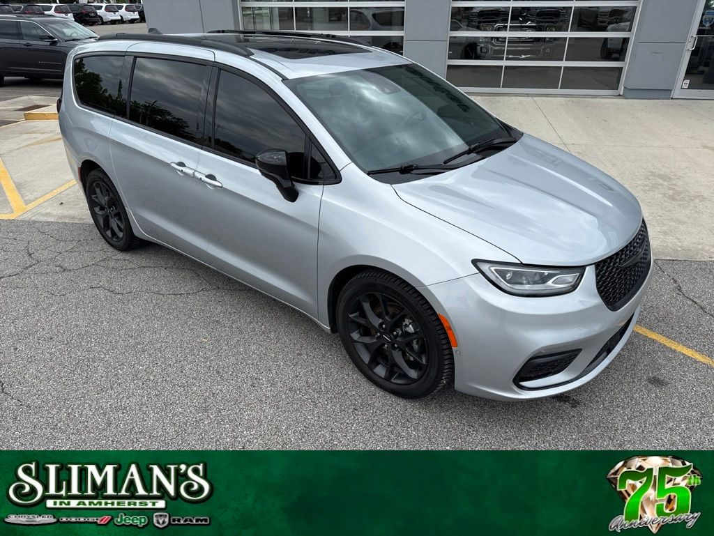 2023 Chrysler Pacifica Limited's photo
