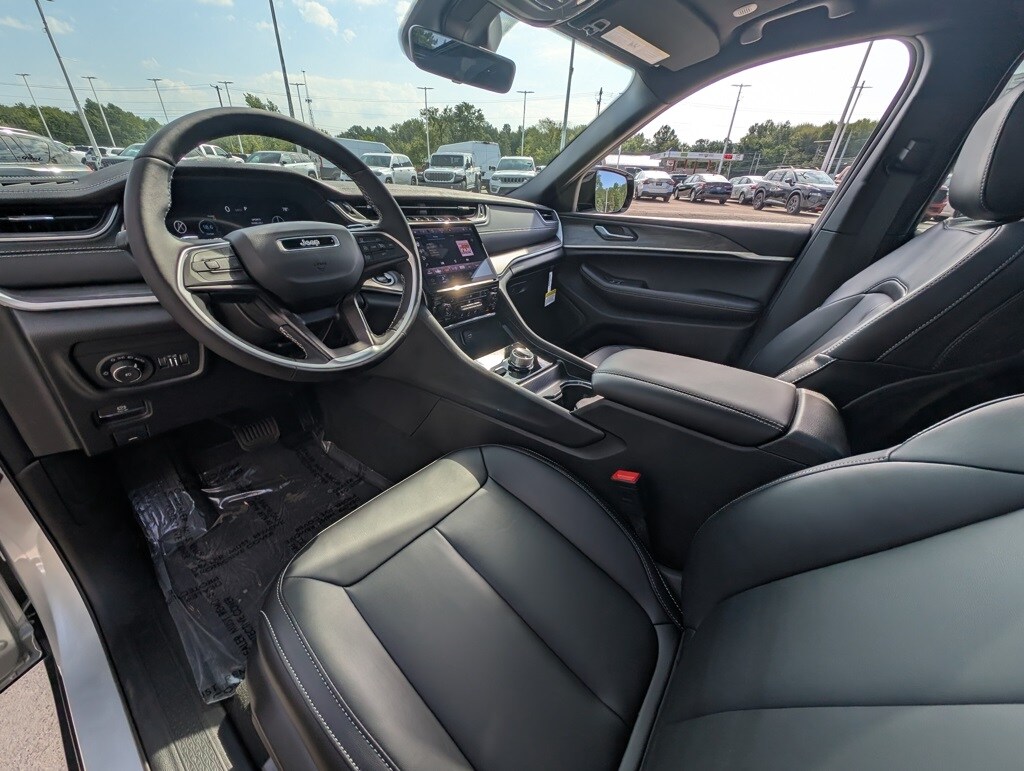 2025 Jeep Grand Cherokee Limited photo 2