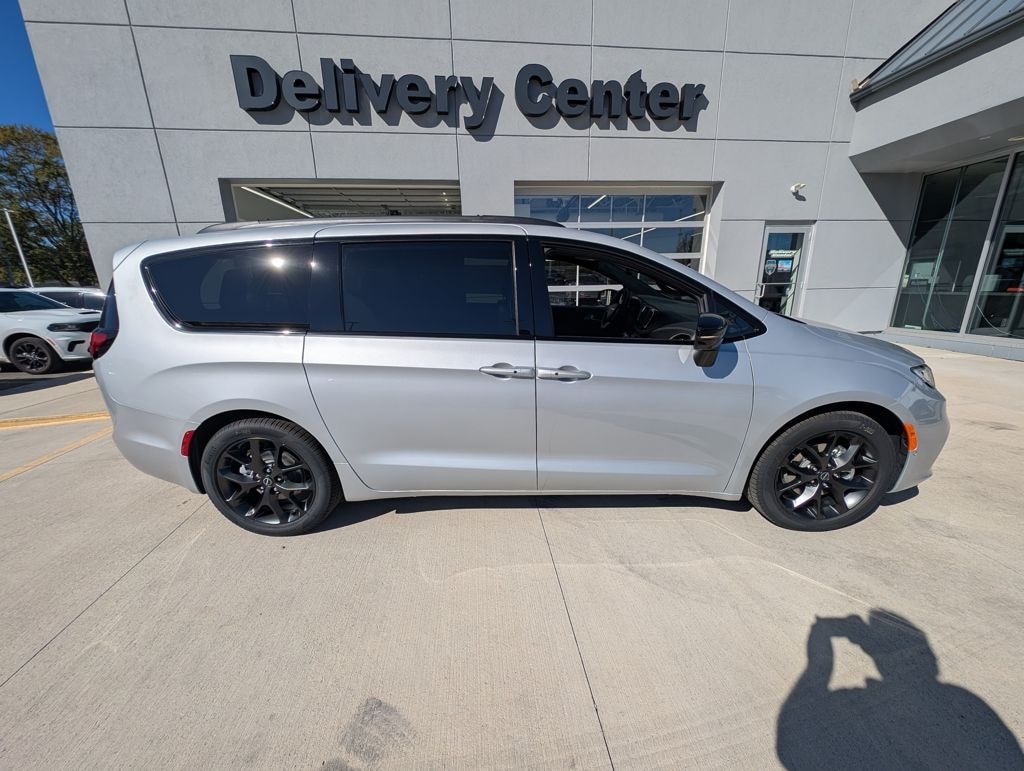 New 2026 Chrysler Pacifica SELECT Passenger Van