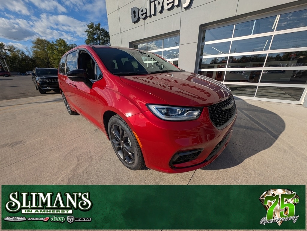 2026 Chrysler Pacifica Select's photo