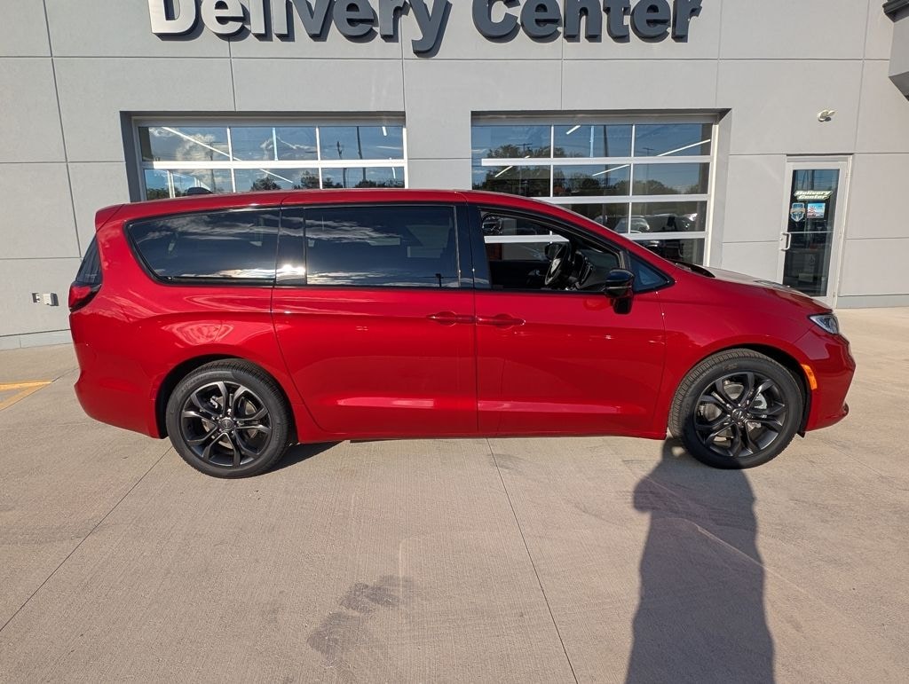 New 2026 Chrysler Pacifica SELECT Passenger Van