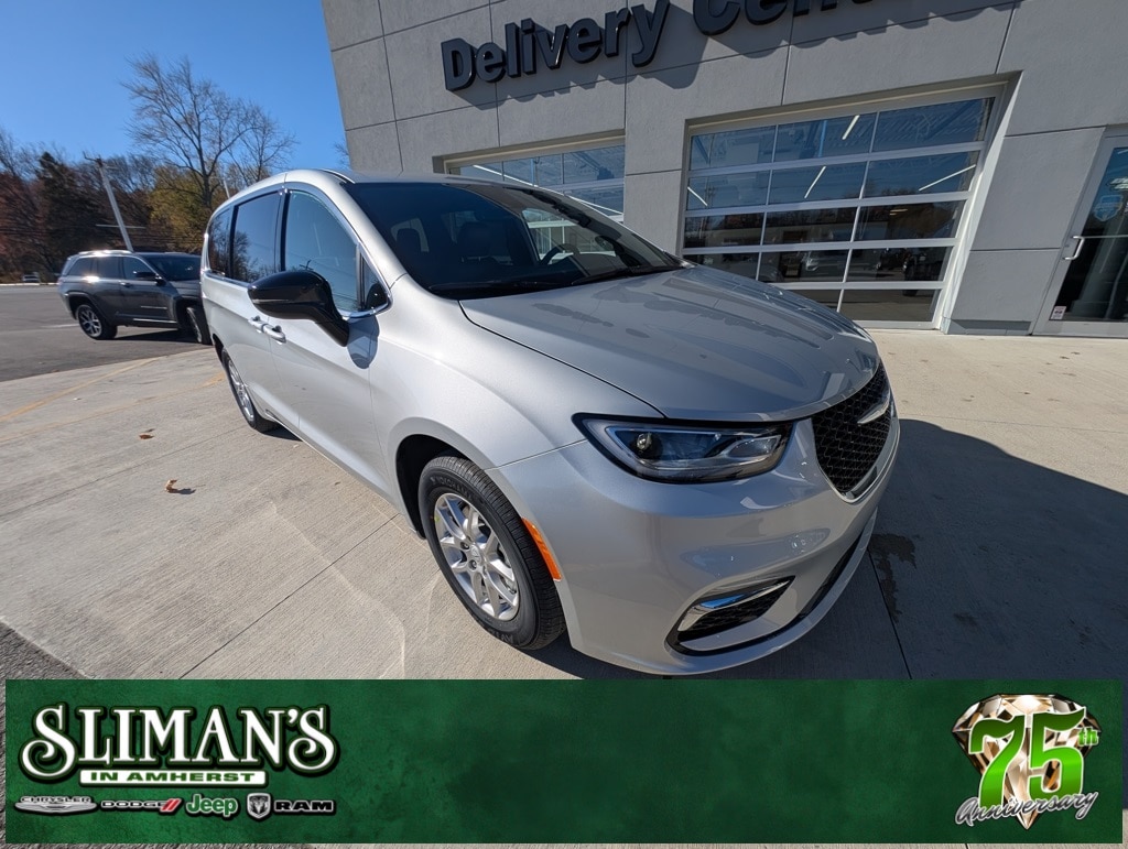 2026 Chrysler Pacifica Select's photo