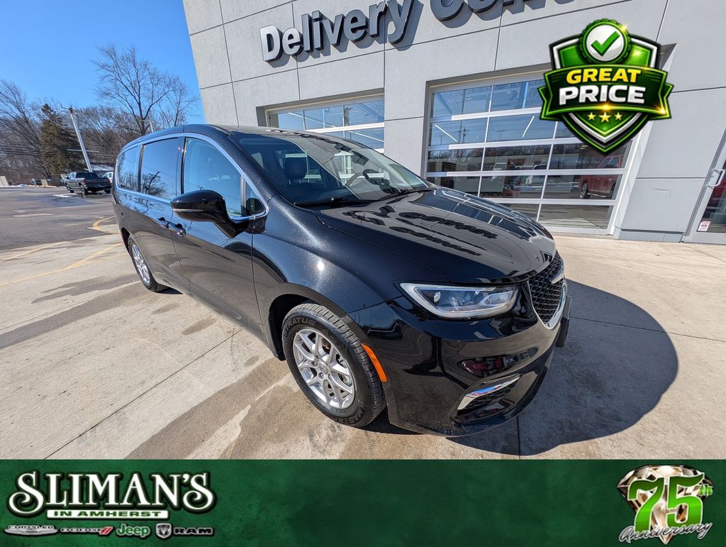 2024 Chrysler Pacifica Touring L's photo