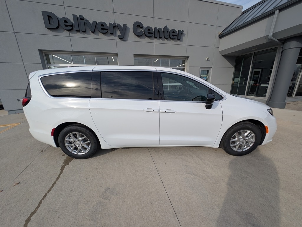 New 2026 Chrysler Pacifica SELECT Passenger Van