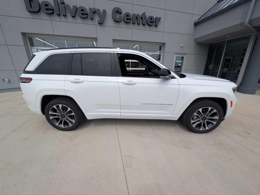 2025 Jeep Grand Cherokee Overland photo 4