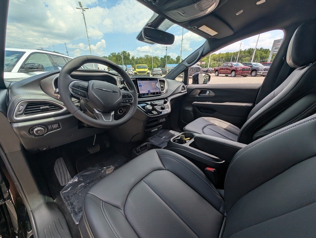 2025 Chrysler Pacifica photo 2