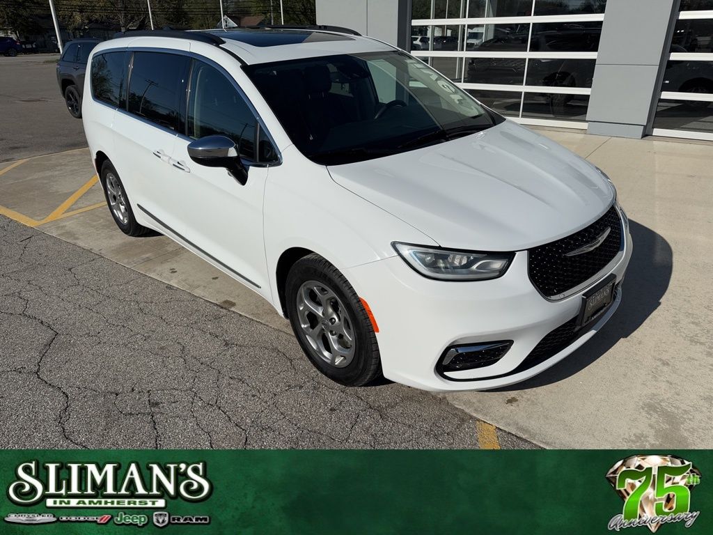 2023 Chrysler Pacifica Limited's photo