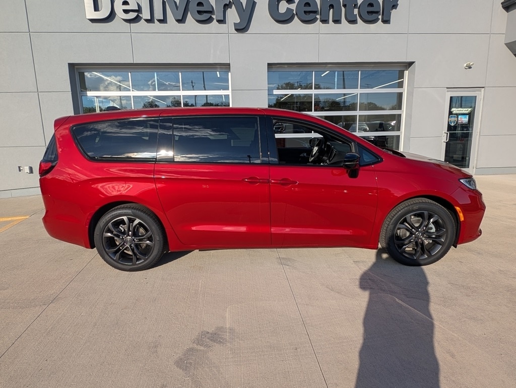 New 2026 Chrysler Pacifica SELECT Passenger Van