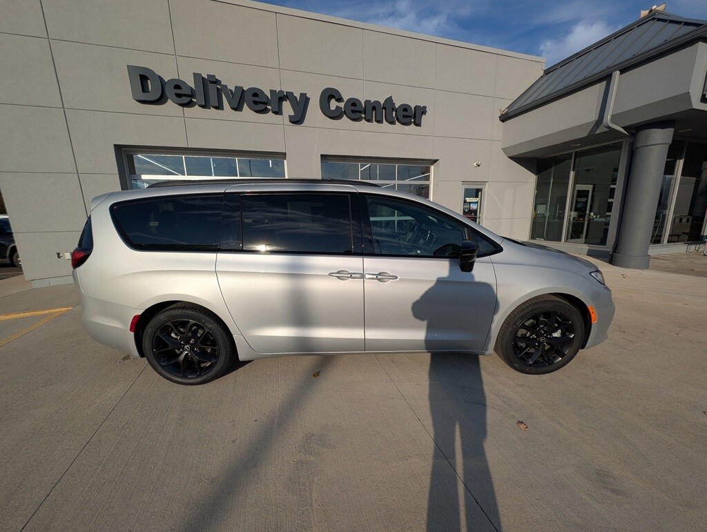 New 2026 Chrysler Pacifica SELECT Passenger Van