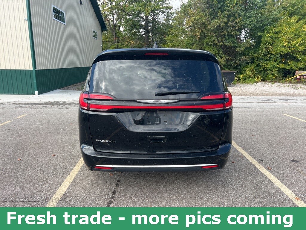 2024 Chrysler Pacifica Touring L photo 2