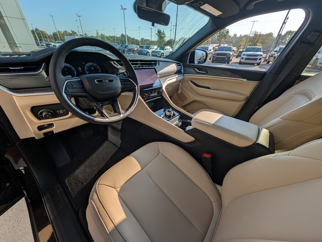 2025 Jeep Grand Cherokee Limited photo 2