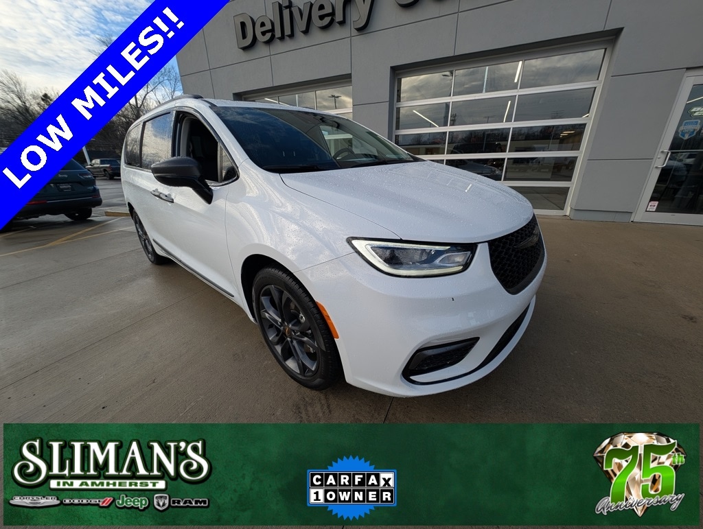 2024 Chrysler Pacifica Touring L's photo