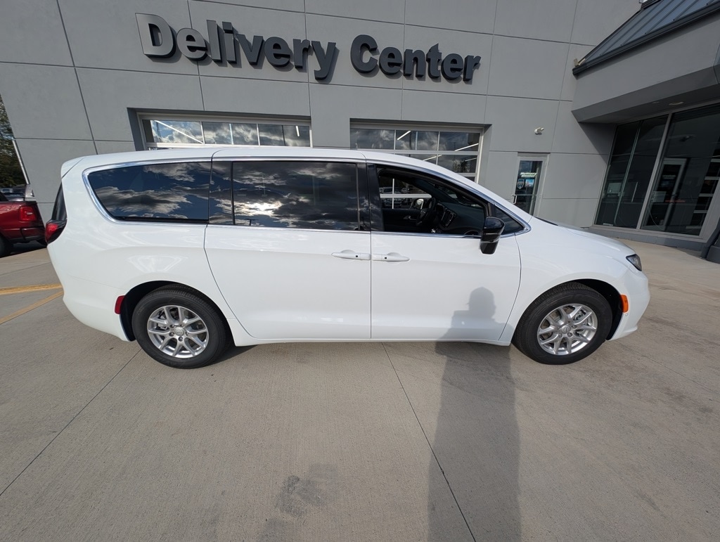 New 2026 Chrysler Pacifica SELECT Passenger Van