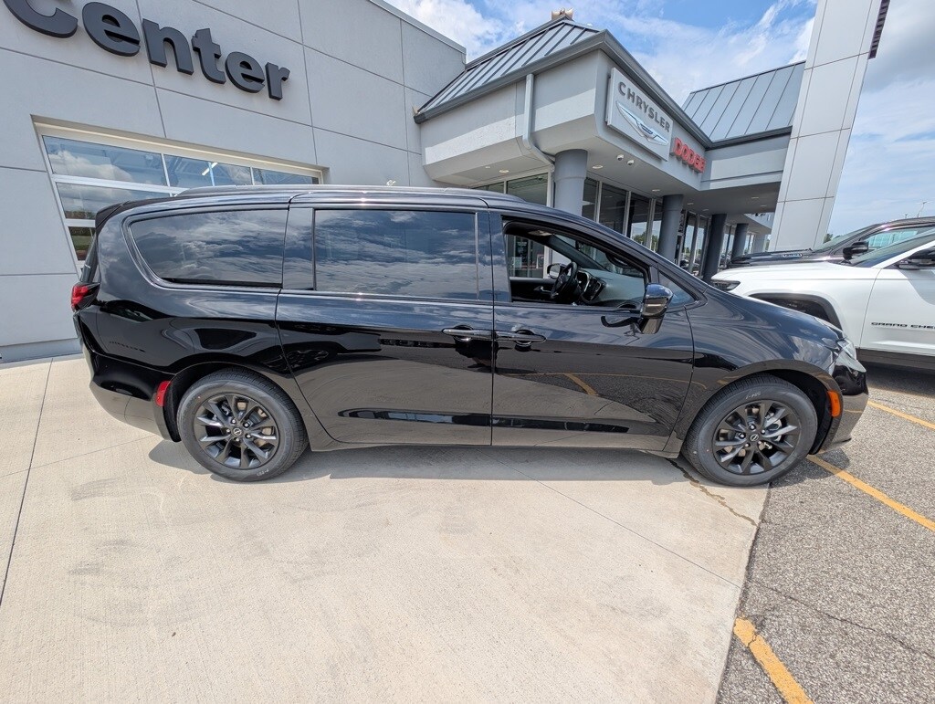 2025 Chrysler Pacifica photo 4
