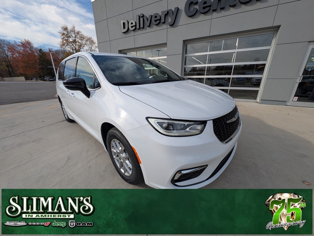 2026 Chrysler Pacifica Select's photo