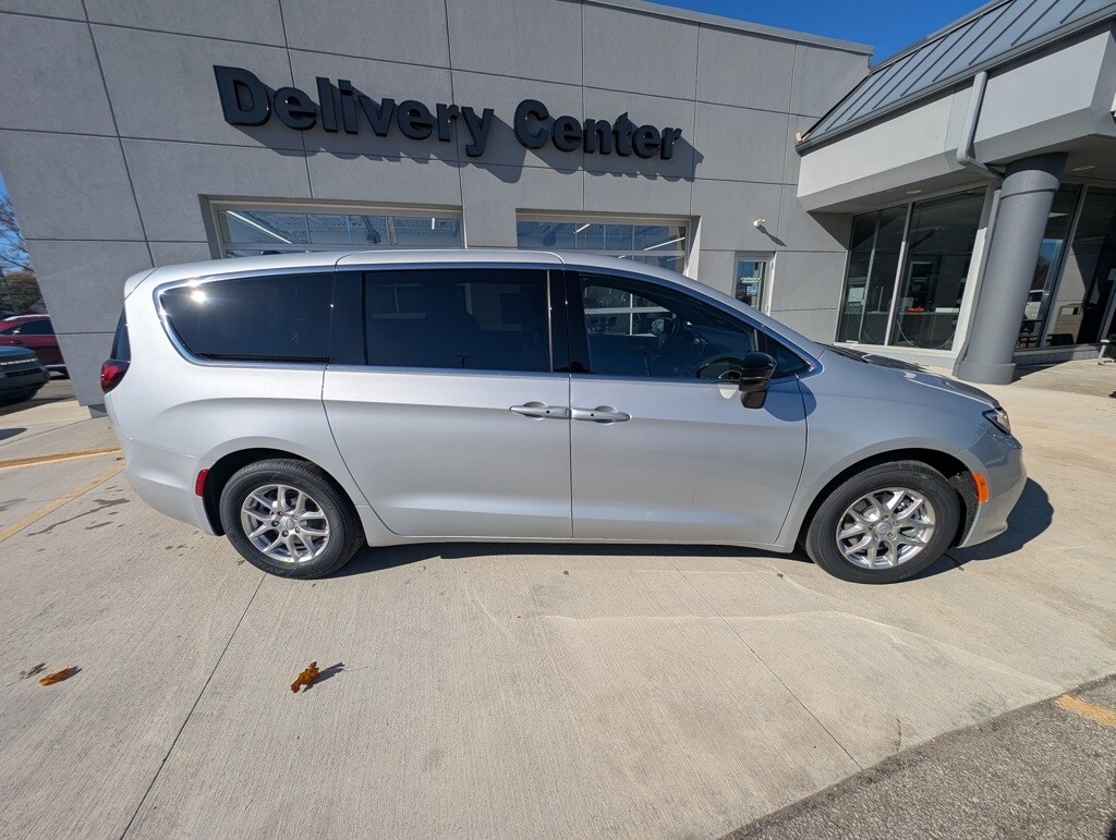 New 2026 Chrysler Pacifica SELECT Passenger Van