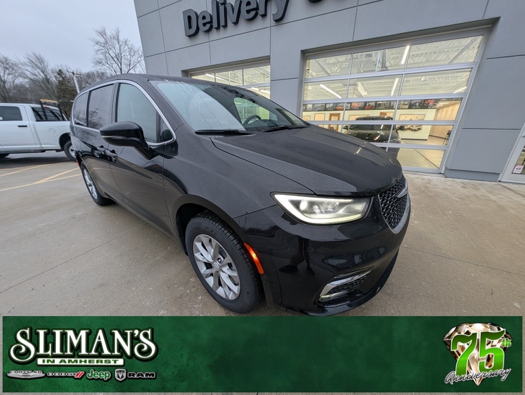 2026 Chrysler Pacifica Limited's photo