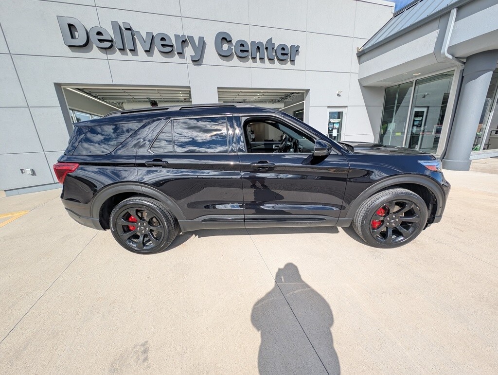 2022 Ford Explorer ST photo 2