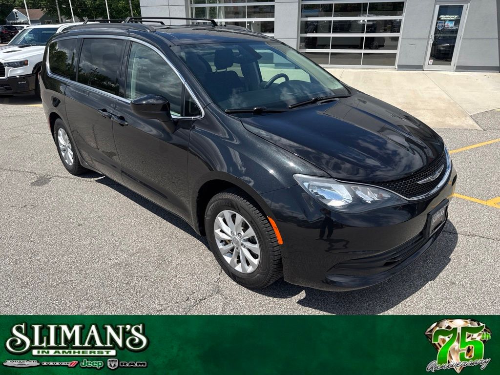 2017 Chrysler Pacifica Touring's photo