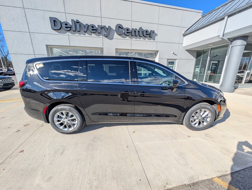 New 2026 Chrysler Pacifica SELECT AWD Passenger Van