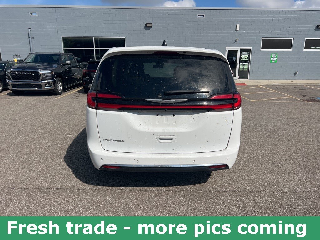 2024 Chrysler Pacifica Touring L photo 3