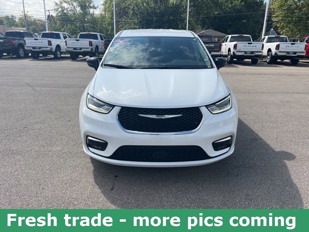2024 Chrysler Pacifica Touring L photo 2