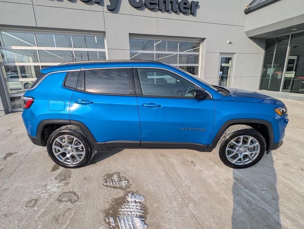 2024 Jeep Compass Latitude Lux photo 3