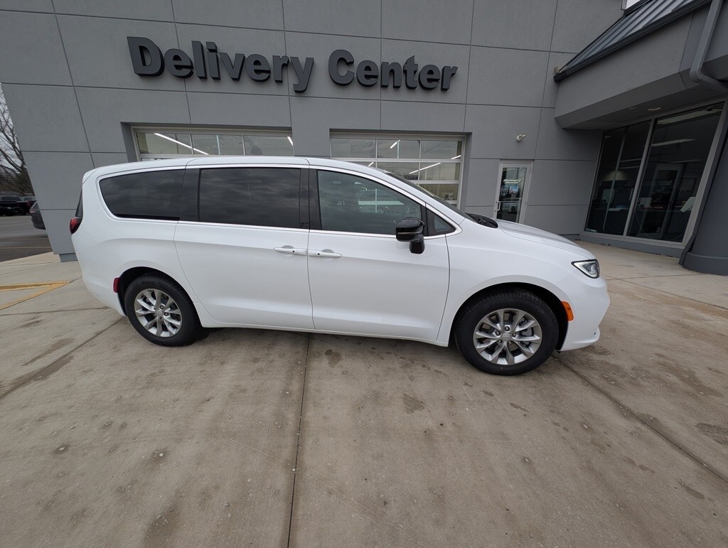 New 2026 Chrysler Pacifica SELECT AWD Passenger Van