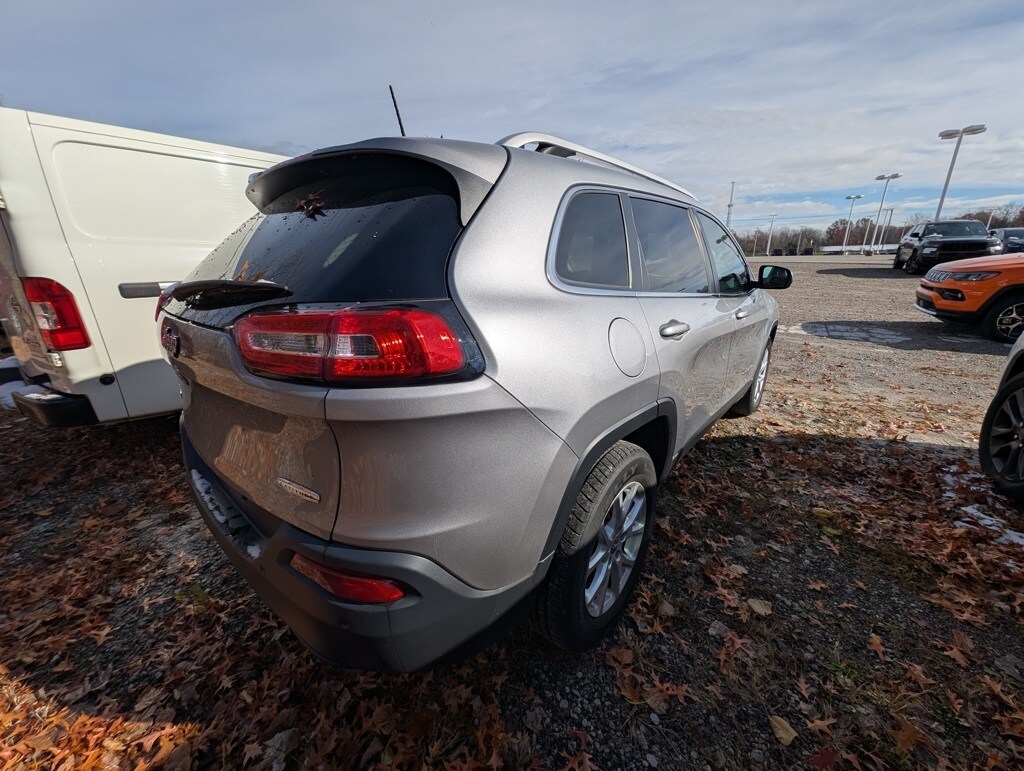 2016 Jeep Cherokee Latitude photo 2