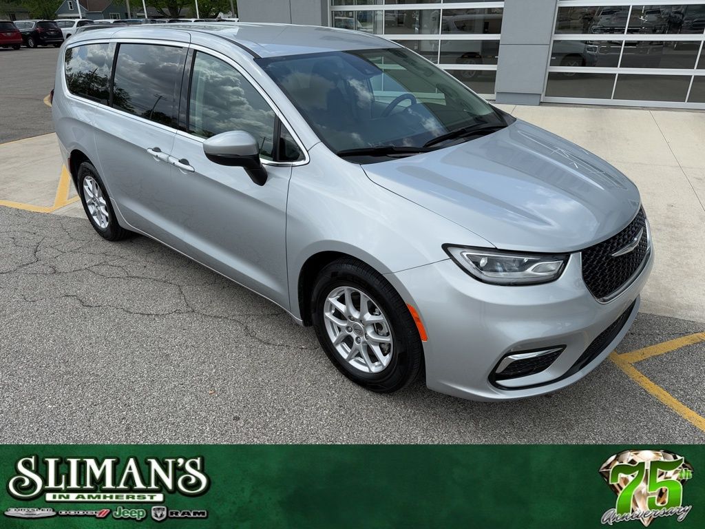 2023 Chrysler Pacifica Touring L's photo