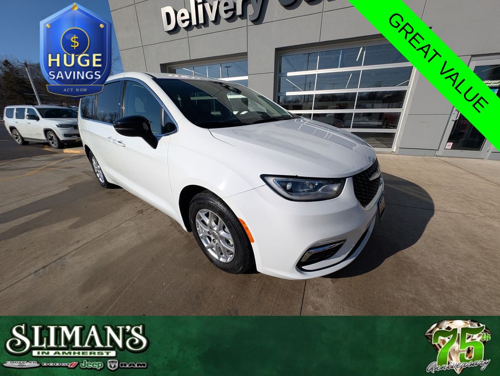 2024 Chrysler Pacifica Touring L's photo