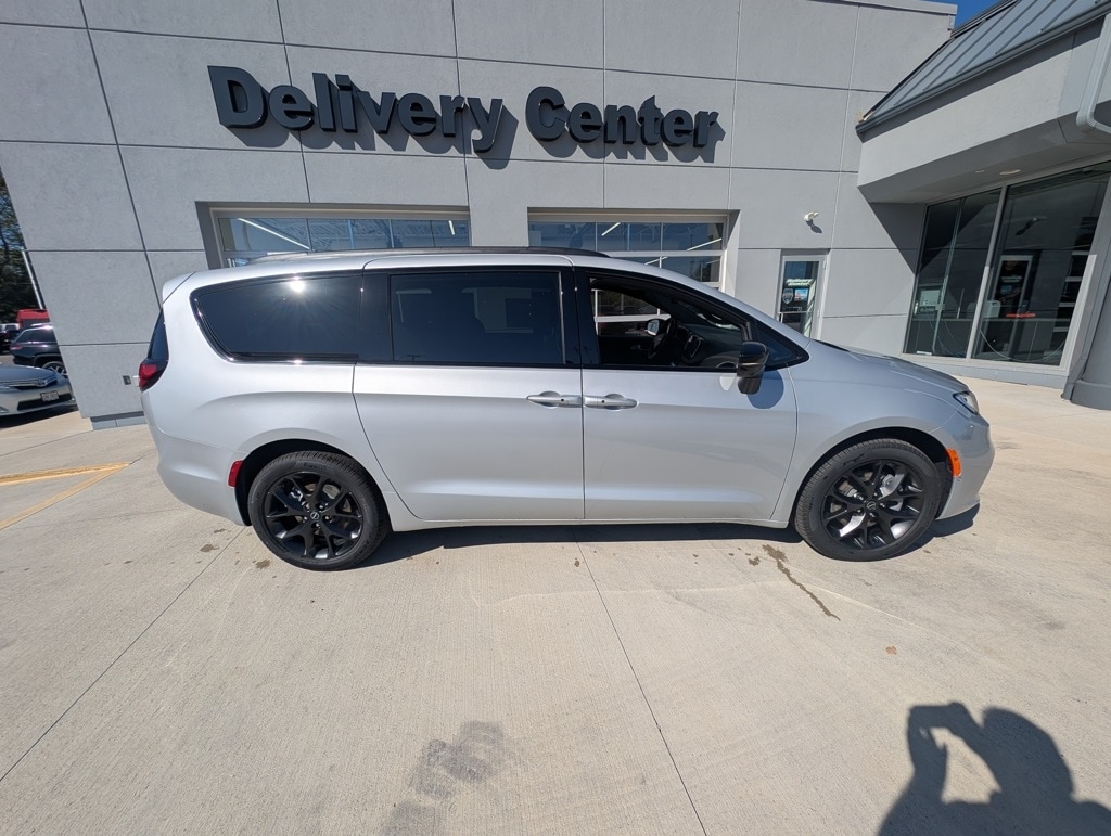 New 2026 Chrysler Pacifica SELECT AWD Passenger Van
