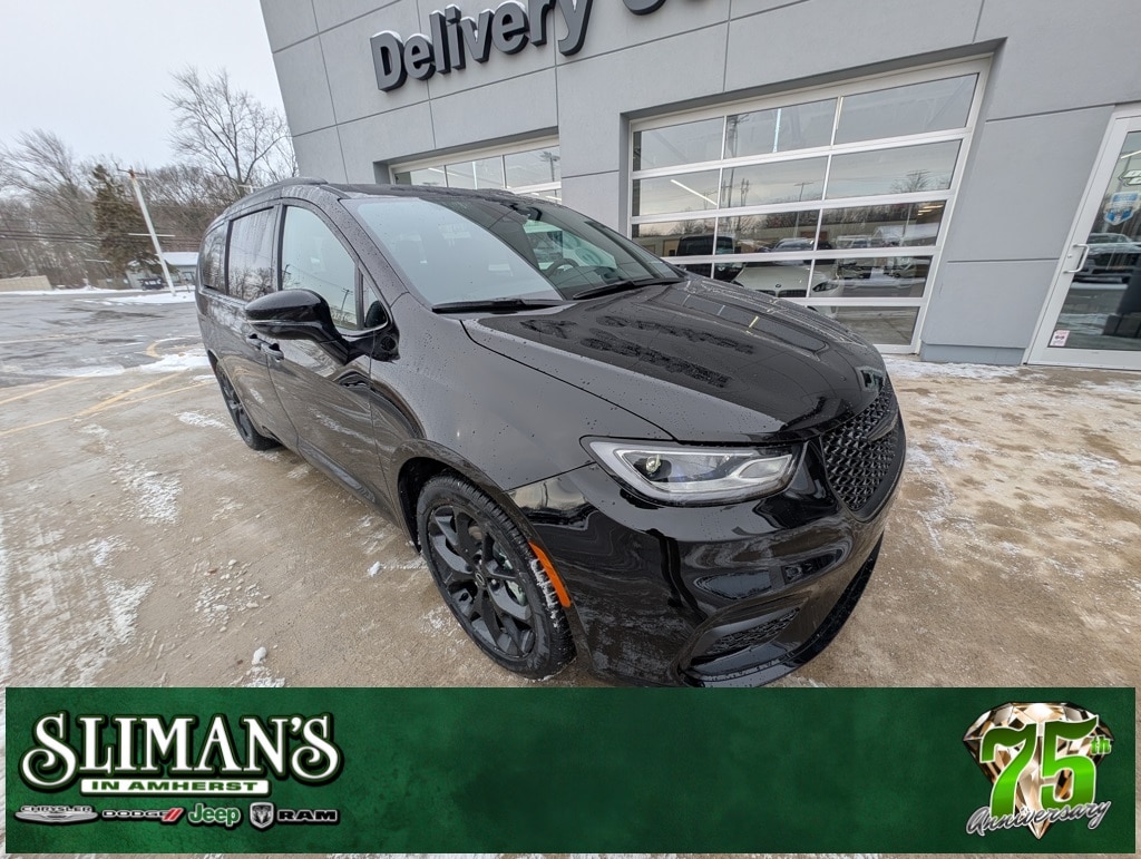 2026 Chrysler Pacifica Select's photo